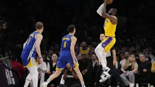 LeBron James en el partido Warriors-Lakers de la NBA