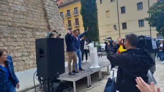 Santiago Abascal y Alejandro Nolasco saludan al público en el mitin de Teruel