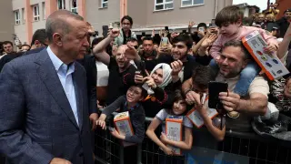 Erdogan saludando a sus seguidores en Estambul este domingo