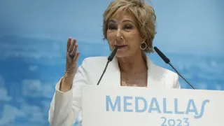 Ana Rosa Quintana pronuncia unas palabras mientras recibe la Medalla de Honor de la Ciudad de Madrid de manos del alcalde de Madrid