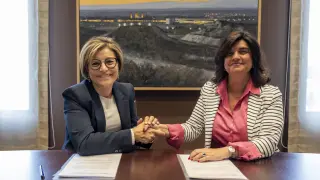 Berta Sáez (i), rectora de la Universidad San Jorge, y Paloma de Yarza (d), presidenta del Consejo de Administración de Heraldo de Aragón, durante la firma del convenio.