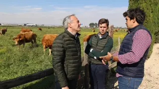 El candidato del PP al Gobierno de Aragón, Jorge Azcón, en una visita a la granja Torre de Triviño