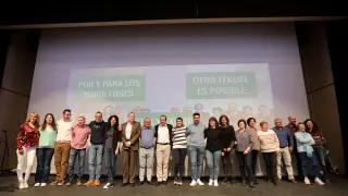 Los candidatos de Teruel Existe a la alcaldía de la capital turolense aplauden tras presentar su programa municipal en el centro cultural de San Julián.