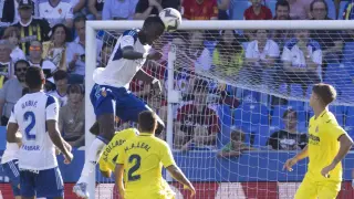 Gueye cabecea un balón en el área en el partido frente al Villarreal B en La Romareda jugado en la primera vuelta.