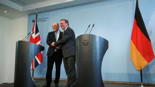 El ministro de Defensa alemán, Boris Pistorius, y el secretario de Estado de Defensa británico, Ben Wallace, se dan la mano durante una conferencia de prensa en Berlín
