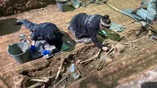 Labores de exhumación en el cementerio de Jaca