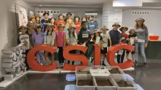 Los niños del CEIP Peñaflor, junto con sus profesores y los investigadores del CSIC, en la sede de la entidad científica en Zaragoza.