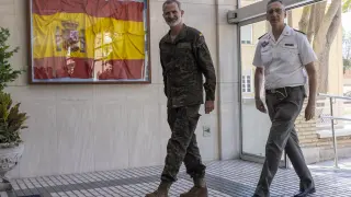 El rey Felipe junto al general José Antonio Lara, director del Hospital Militar.
