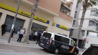 Un furgón policial frente a una oficina de correos en Melilla.