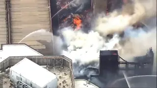 15 obreros rescatados en un gran incendio en una obra en Carolina del Norte.