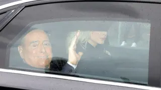 Silvio Berlusconi abandona en coche el hospital en el que ha estado ingresado 44 días.
