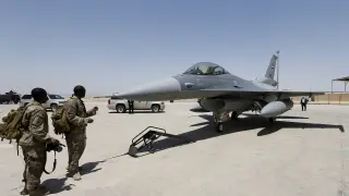 Militares estadounidenses, junto a un avión F-16 en Iraq