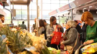 La candidata del PSOE a la alcaldía de Zaragoza, Lola Ranera, durante la visita al Mercado de Valdespartera este sábado.
