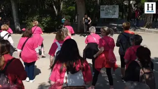 El Parque Grande José Antonio Labordeta de Zaragoza se ha vestido de rosa para concienciar a la ciudadanía sobre la importancia del ejercicio físico en los tratamientos oncólogicos