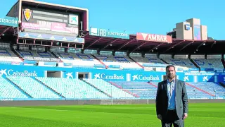 Juan Carlos Cordero, director deportivo del Real Zaragoza, en el estadio de La Romareda.