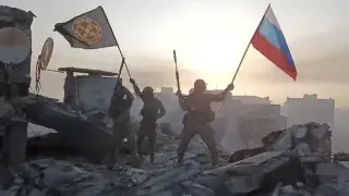Mercenarios del Wagner ondean banderas del grupo y de Rusia tras la toma de Bajmut.