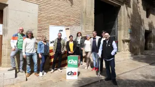 Acto de CHA de este lunes frente al Ayuntamiento de Huesca.