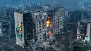 Un edificio atacado en la ciudad de Bajmut
