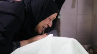 Una mujer palestina llora ante el cadáver de uno de los tres fallecidos en el ataque israelí MIDEAST ISRAEL PALESTINIAN CONFLICT