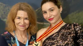 Ángela Martín-Mora, junto a su madre y entrenadora, con la medalla de campeona de la Copa Federación.