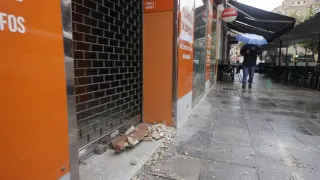 Los restos de cemento han sido retirados de la calzada por los Bomberos de Zaragoza.