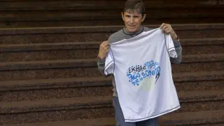 Carlos Sanz, con una camiseta de la carrera.
