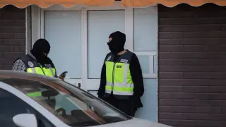 Dos agentes de la Policía Nacional durante uno de los registros