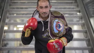 López Bueno, con el cinturón y los guantes de campeón del mundo.