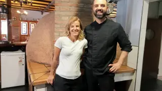 Mayka Martínez y Eduardo Led, copropietaria y cocinero, respectivamente, del Mesón del Aceite de Bulbuente.