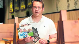Rubén Zapater muestra los fotos en que aparece junto a su hermano Alberto.