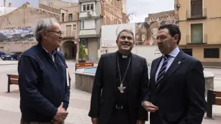 El alcalde de illueca, Ignacio Herrero, (derecha) junto al obispo de Tarazona, Vicente Rebollo, y el teólogo mexicano Óscar González Luna Gari.