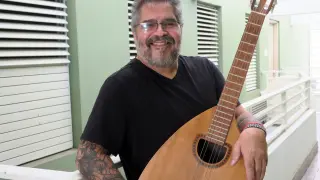 El cantautor puertorriqueño Glenn Monroig posa durante una entrevista en San Juan (Puerto Rico).