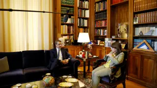 El primer ministro griego, Kyriakos Mitsotakis, se reúne con la presidenta griega, Katerina Sakellaropoulou, para recibir un mandato oficial para tratar de formar un gobierno de coalición después de las elecciones generales, en Atenas, Grecia.