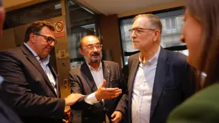 Lambán, esta tarde en Huesca, con el expresidente Marcelino Iglesias (derecha) y el presidente de la SD Huesca, Manolo Torres.