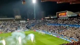 El estadio del Real Zaragoza coreó el "Zapater, te quiero" mientras el capitán del equipo blanquillo era manteado.