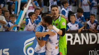 El portero Iván Bernad celebra con dos compañeros uno de los goles del equipo zaragozano.