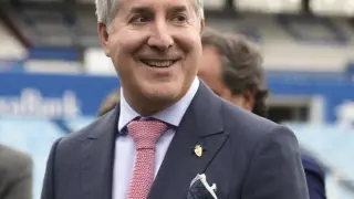 El presidente del Real Zaragoza, Jorge Mas, sobre el césped de La Romareda.