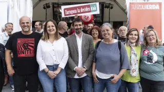 Los candidatos de Izquierda Unida, frente a su carpa de la plaza del Pilar, este viernes.