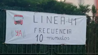 Cartel con protesta para pedir que mejore la frecuencia de la línea 41 del bus urbano de Zaragoza, en Montecanal