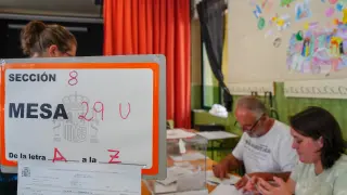 Ciudadanos ejerciendo el derecho al voto  en un colegio electoral, a 28 de mayo de 2023, en Sevilla