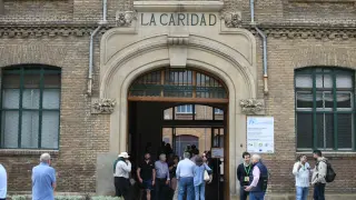 Electores depositando su voto en el colegio Cantín y Gamboa, en el centro de Zaragoza