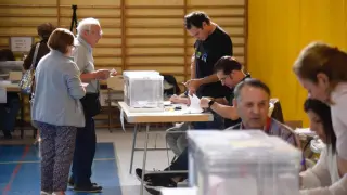 Fotos de la mañana electoral en Huesca.