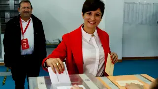 La ministra de Política Territorial, Isabel Rodríguez, votando en Puertollano