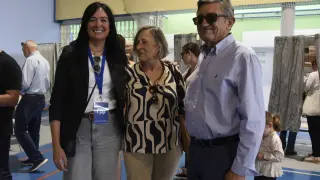 Lorena Orduna, a la izquierda, con sus padres esta mañana