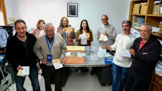 Los habitantes de Villarroya, junto al alcalde, tras votar.