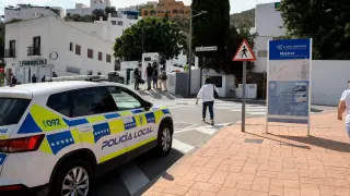 Un coche de policía vigila la entrada de un colegio electoral de Mojácar (Almería).