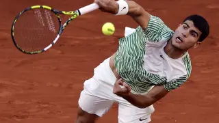 Carlos Alcaraz, en acción en Roland Garros