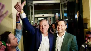 El nuevo alcalde de Sevilla por el Partido Popular, José Luis Sanz, (i) junto a el presidente del PP en Andalucía, Juanma moreno