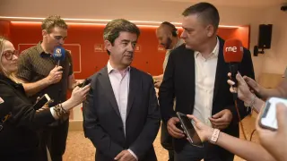 La noche electoral fue amarga para Fernando Sabés, secretario general del PSOE, y el candidato de Huesca, Luis Felipe.