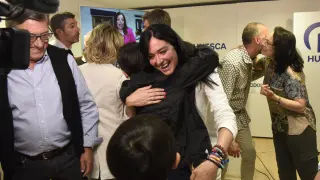 Lorena Orduna abraza a uno de sus hijos en la celebración tras conocer los resultados.